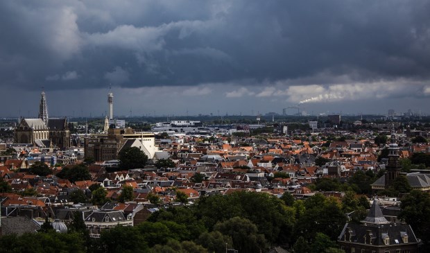 Er hangen steeds meer donkere wolken boven de Haarlemse huizenmarkt.