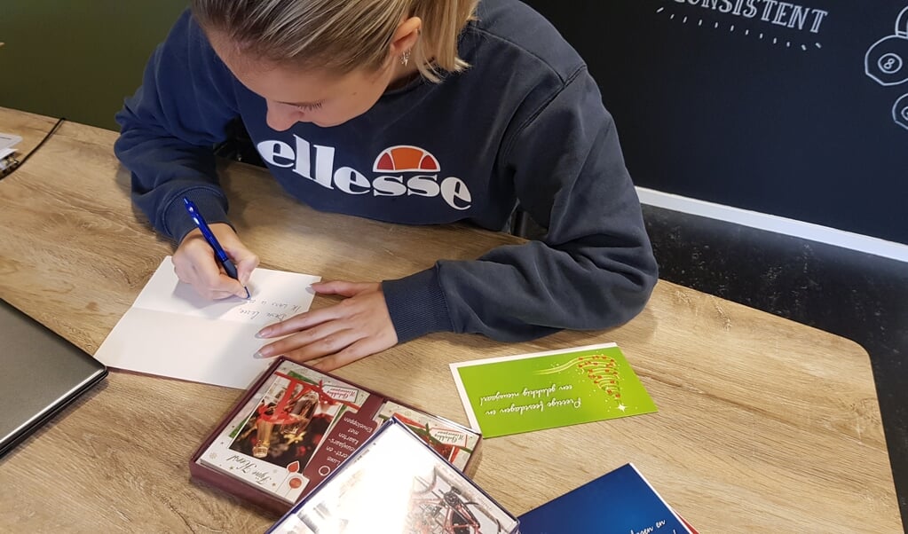 Mariska van de Vliert schrijft de eerste kerstkaart voor Scherpenzeel Schrijft 2019.