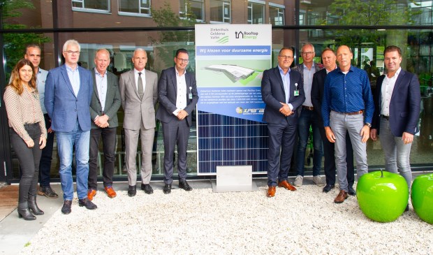 Ziekenhuis Gelderse Vallei en Rooftop Energy ondertekenden woensdag een contract voor de plaatsing van 5.100 zonnepanelen.