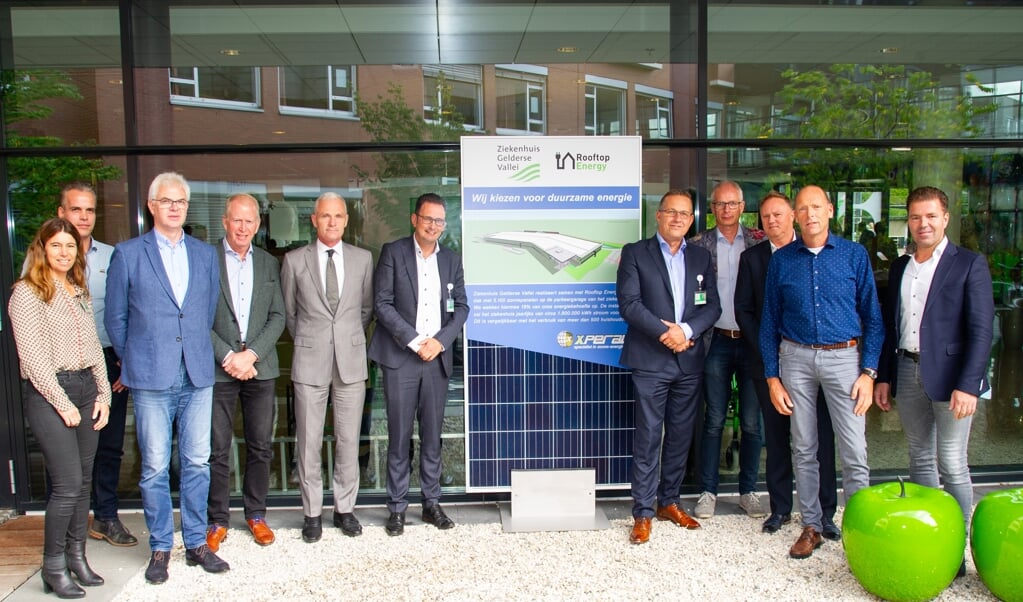 Ziekenhuis Gelderse Vallei en Rooftop Energy ondertekenden woensdag een contract voor de plaatsing van 5.100 zonnepanelen.