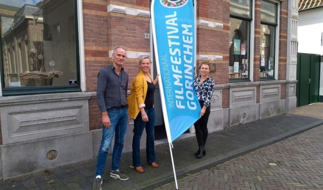 Vlnr Jan Ottevanger, penningmeester IFFG, Marjan Versluis, fractieassistent Democraten Gorinchem en Anika van der kevie, festivaldirecteur IFFG.
