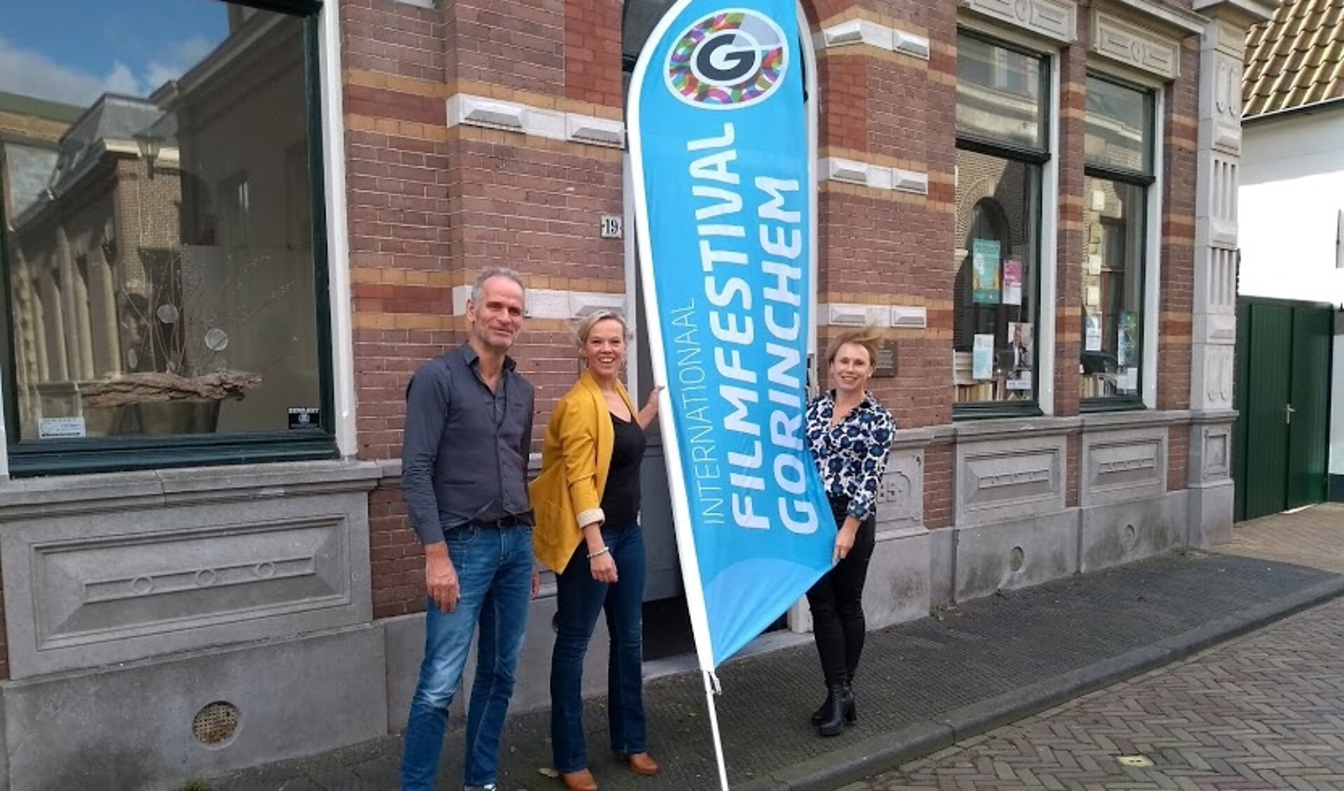 Vlnr Jan Ottevanger, penningmeester IFFG, Marjan Versluis, fractieassistent Democraten Gorinchem en Anika van der kevie, festivaldirecteur IFFG. 
