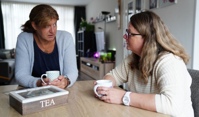 Nicole (van Buurtgezinnen) en Barbara in gesprek.