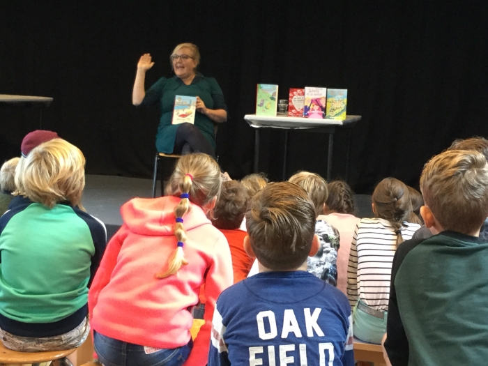 Schrijfster Manon Sikkel bezoekt Barbaraschool in Kinderboekenweek