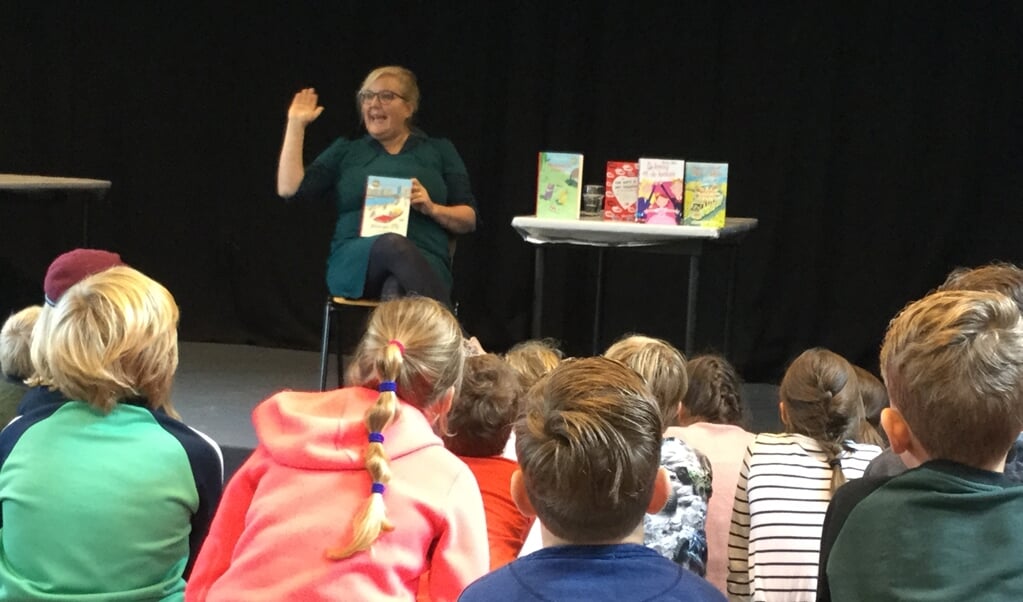 Schrijfster Manon Sikkel bezoekt Barbaraschool in Kinderboekenweek