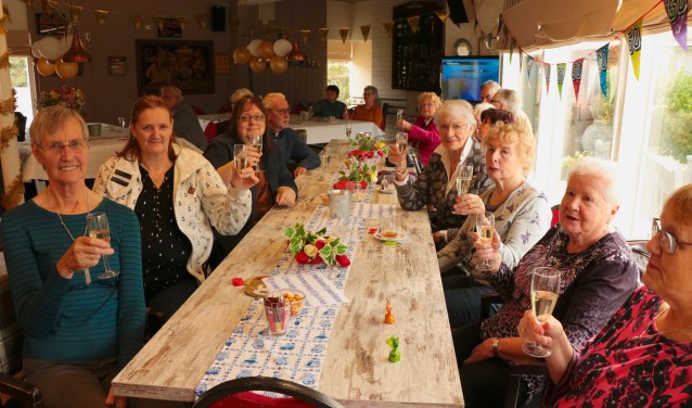 de glazen worden geheven tijdens het "toastlied"
