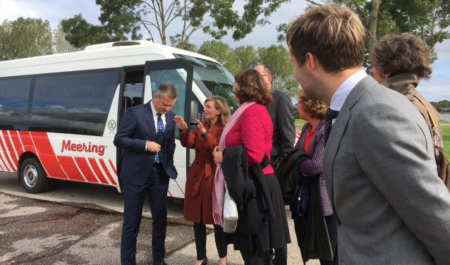 Burgemeester Langenacker schetst de commissaris van de Koning hoe een storm bomen velde aan de Ouderkerkerplas.