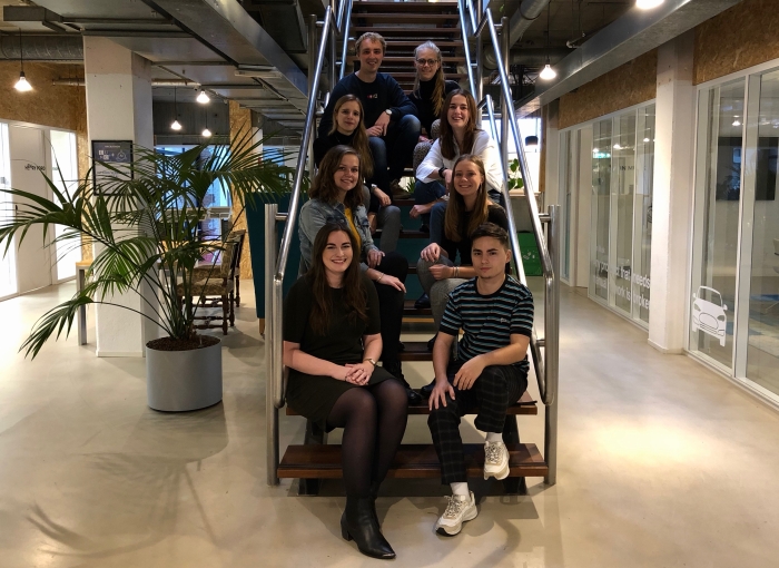 De IJmuidense Anouk (tweede van linksonder) is één van de acht studenten.