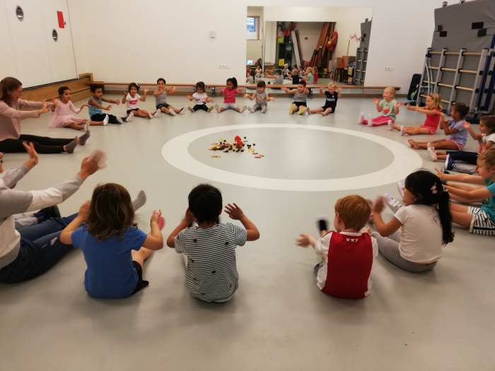 Clinic yoga tijdens de gymles voor de kleuters