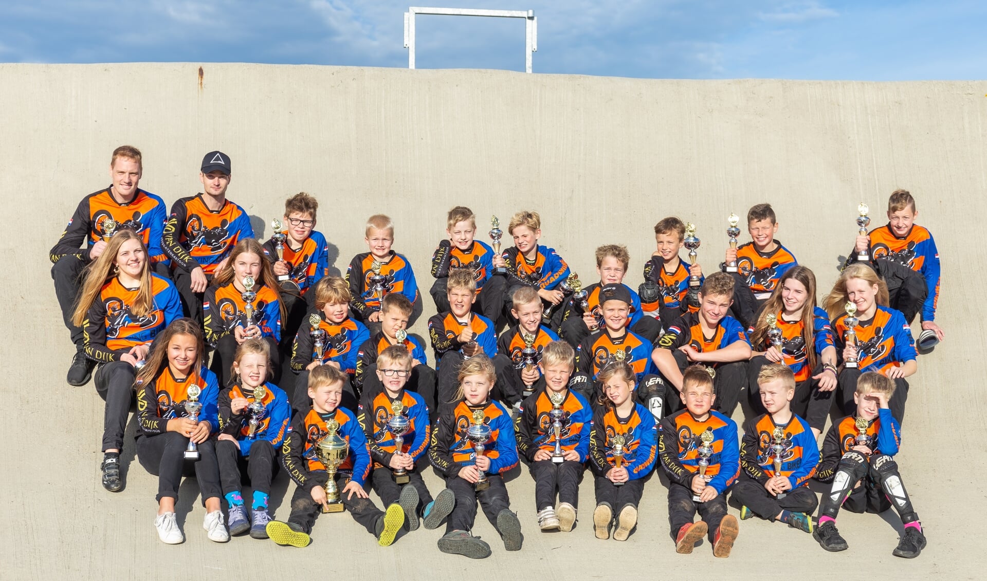 Alle Flying Bikers poseren in Kampen.