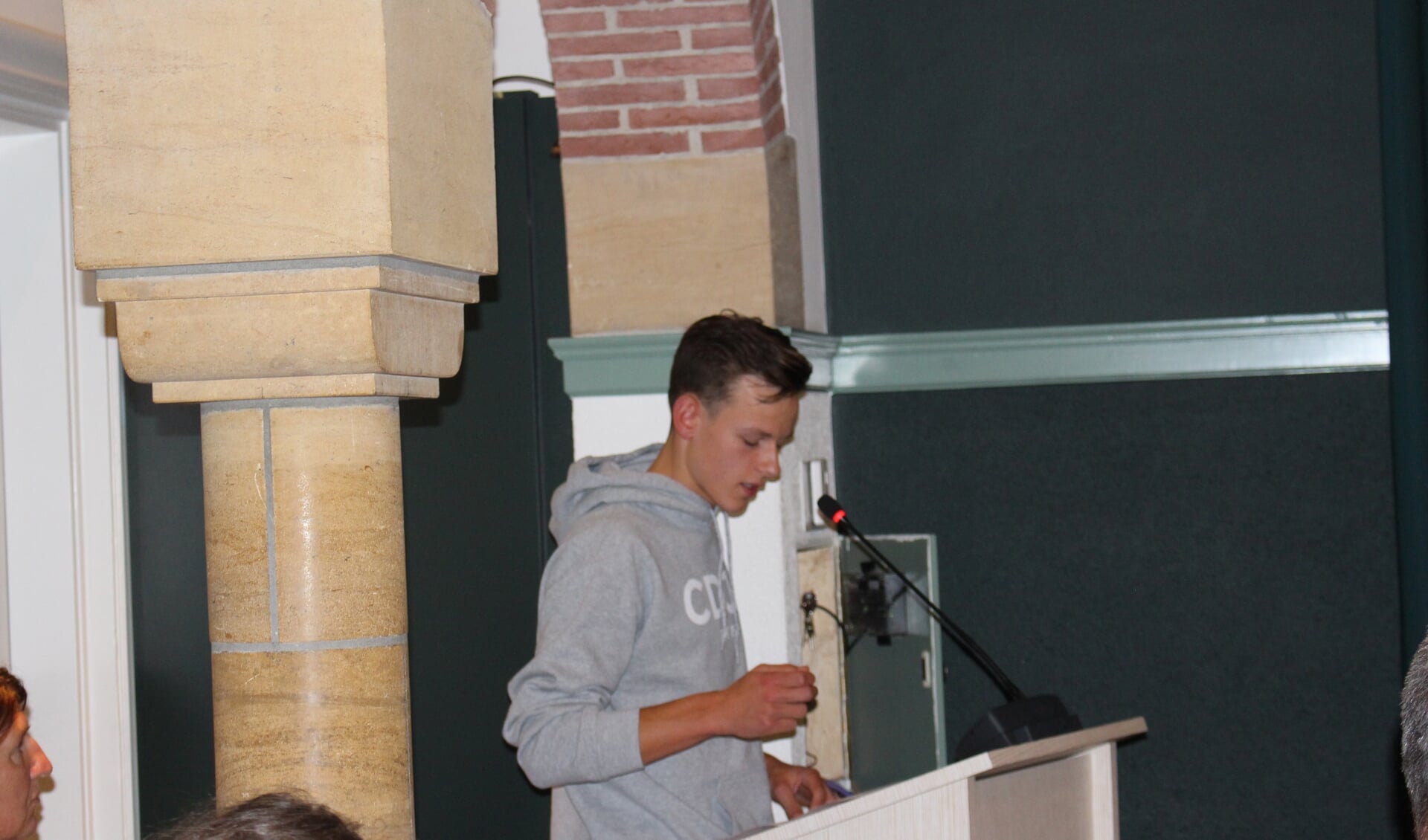 Robbert van Ettekoven sprak zijn zorgen uit over de voorgestelde bezuinigingen en wilde door te spreken jongeren een stem geven. 
