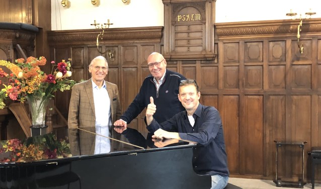 (v.l.n.r.) Jan Sinoo, Kees Jansma en Peter Beets verheugen zich op een boeiend concert in de Maartenskerk.