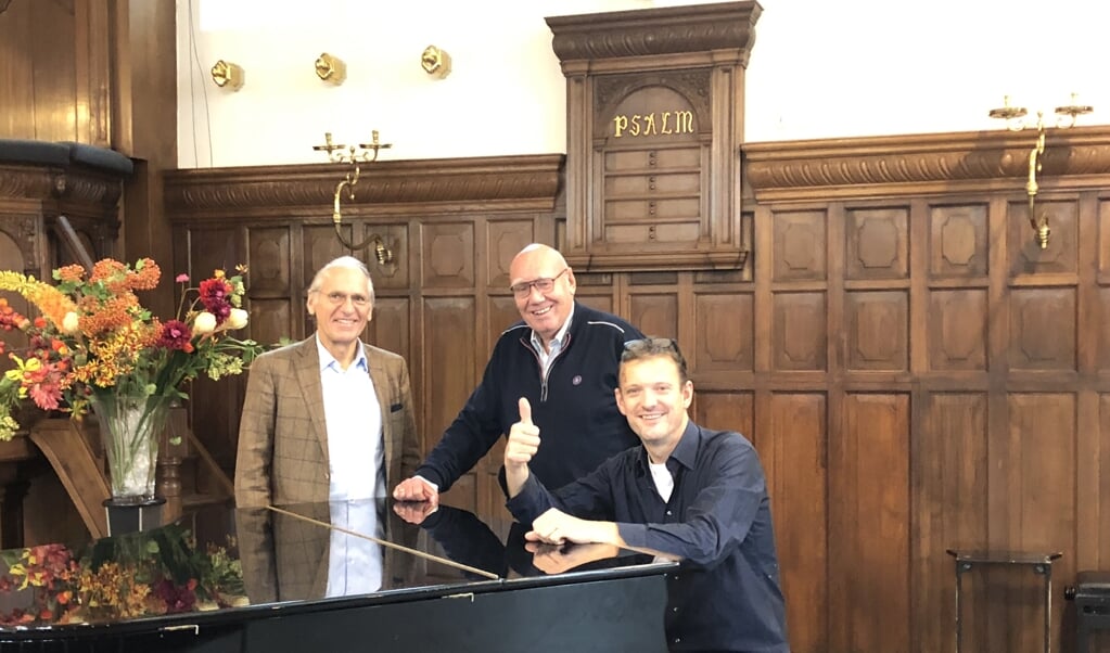 (v.l.n.r.) Jan Sinoo, Kees Jansma en Peter Beets verheugen zich op een boeiend concert in de Maartenskerk.