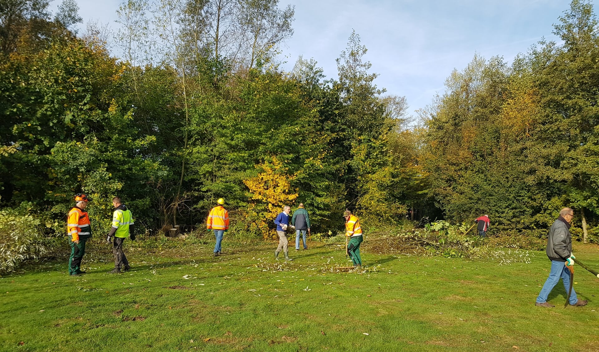 Mooi herfstweer tijdens de natuurwerkdag vorig jaar. Ook dit jaar hoopt de organisatie op een zonnetje.