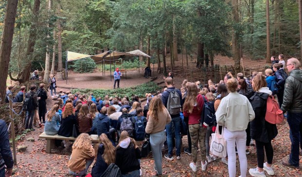 Samuel Sahureka spreekt de leerlingen van Revius Lyceum toe.