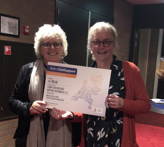 Betsy Schouten en Mariet Morren nemen de cheque in ontvangst