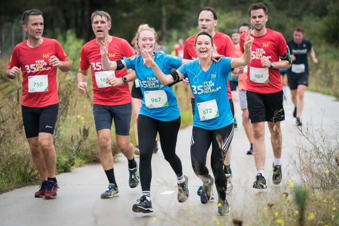 Enthousiaste deelnemers tijdens de halve marathon