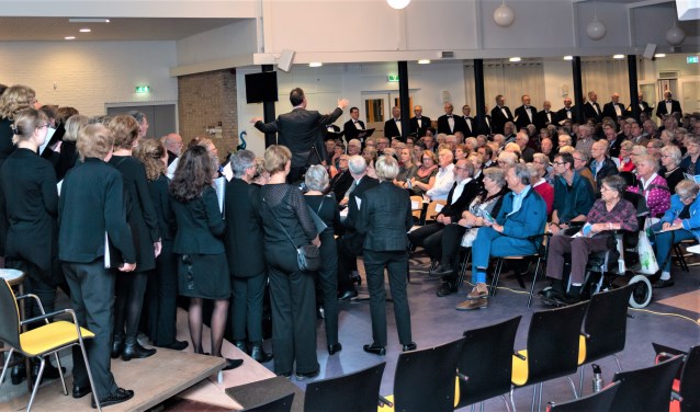 De Marcuskerk puilde uit tijdens het muziekfeest van het Leusdens Mannenkoor en Cantiamo.