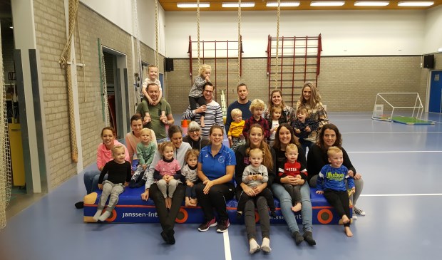 De groep ouder en kind gym van Orion, met in het midden trainster Elke van Ast.