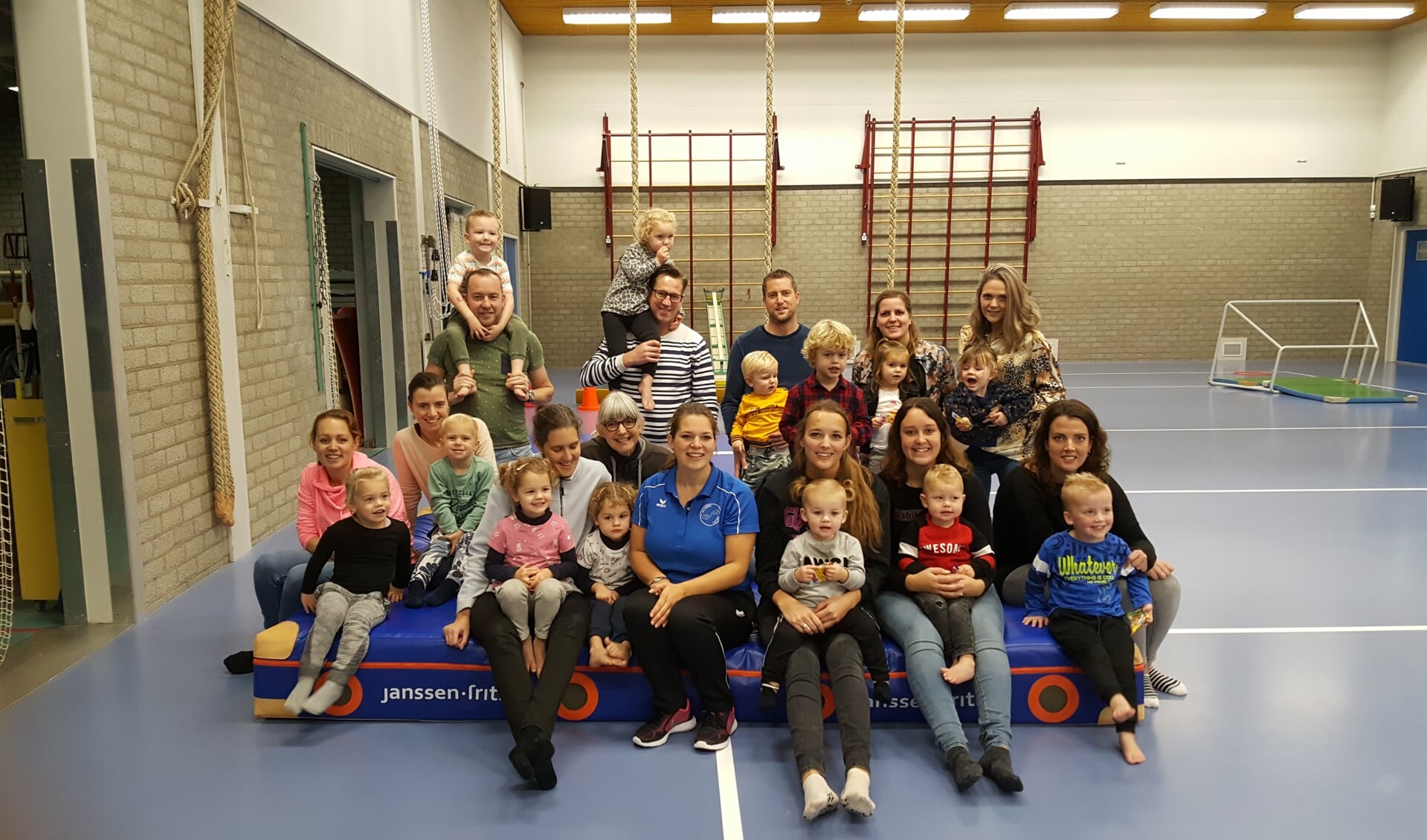 De groep ouder en kind gym van Orion, met in het midden trainster Elke van Ast.