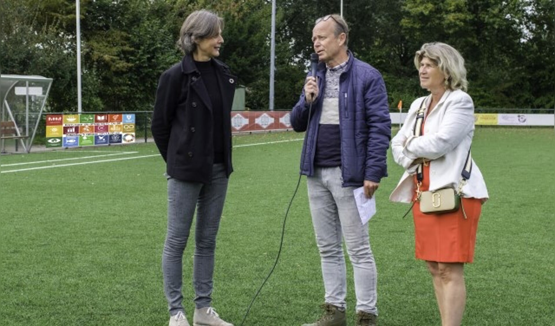 Joanne Pennig (Duurzaam De Bilt), Rob Florie (FC De BIlt) en Madeleine Bakker (gemeente De Bilt) lichten de Week van de Duurzaamheid toe.