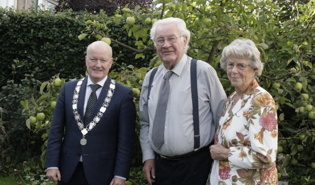 Burgemeester van Bennekom op bezoek bij het diamanten paar Willemien en Han Harts-Tom.