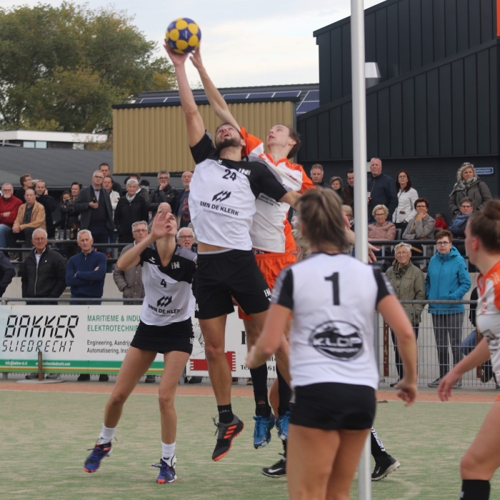 Duel om de bal met Eliza Roest