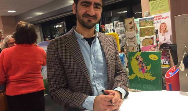 Schrijver Murat Isik kwam op uitnodiging van boekhandel v.Ravenswaaij naar Bunnik