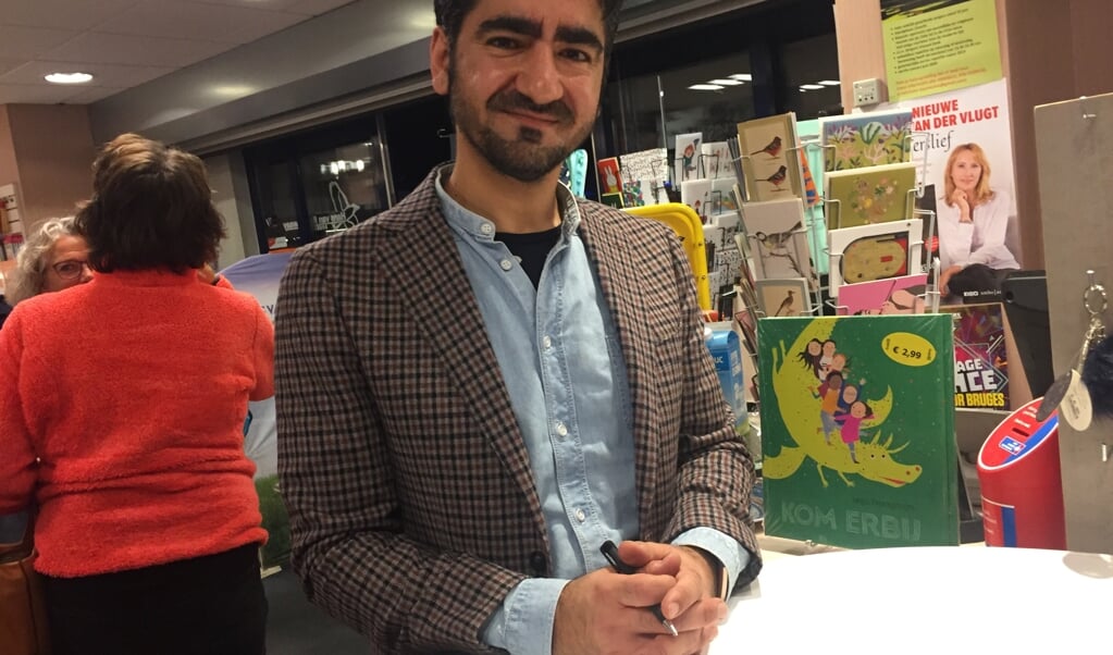 Schrijver Murat Isik kwam op uitnodiging van boekhandel v.Ravenswaaij naar Bunnik