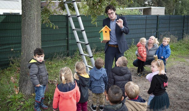 Wethouder Merijn Snoek gaat samen met de kids van het kinderdagverblijf Beer Bodoni beschilderde nestkastjes ophangen voor koolmezen in de strijd tegen de eikenprocessierups.