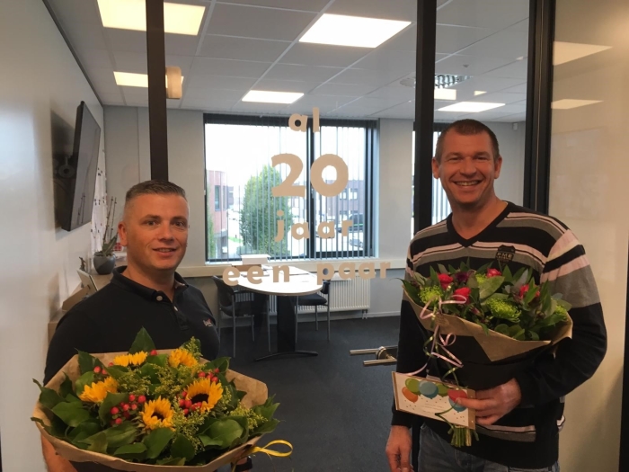 Jos en Ryjan worden overladen met kado's