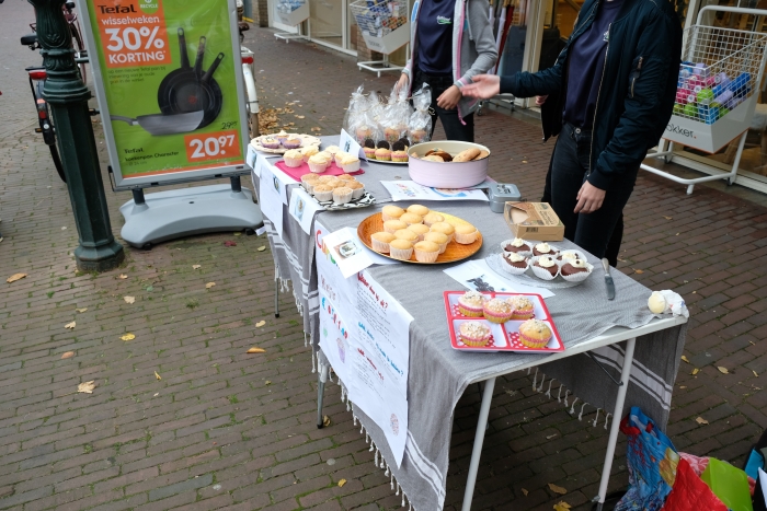 Straatverkoop van lekkernijen door tweedeklassers van het Griftland College