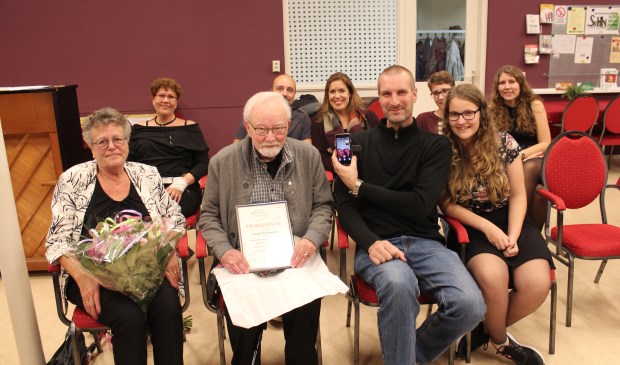 Jaap Tolenaars kreeg een oorkonde voor zijn inzet tijdens zijn 50-jarige jubileum.