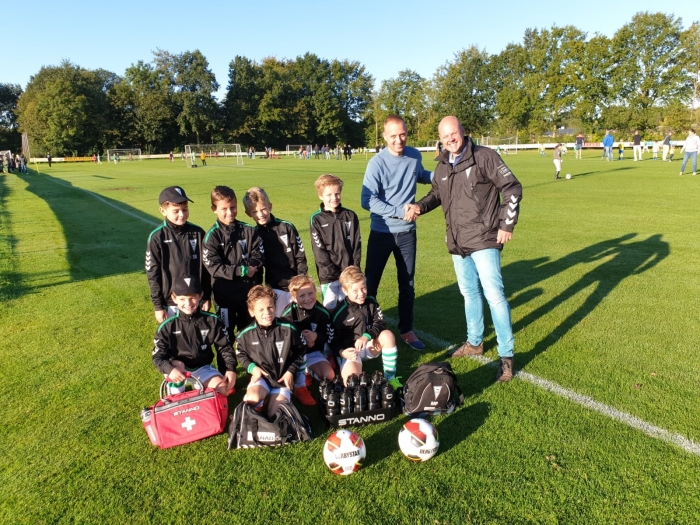 Team JO9-1 met sponsor en coach.