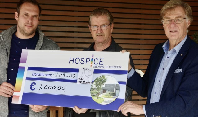 Jan Mijndert Pater en Sander Verkerk de cheque van € 1.000,00 aan Freek Kuiper, de voorzitter van de Stichting Vrienden van het Hospice Kromme Rijnstreek.