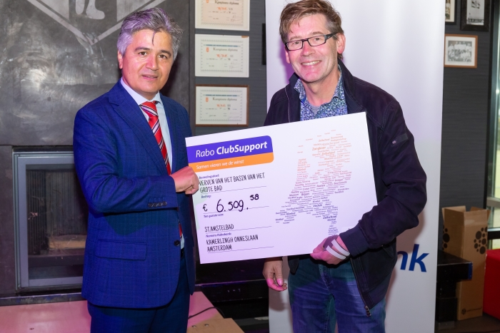 Directievoorzitter van Rabobank Amstel en Vecht Ugur Pekdemir overhandigt de cheque aan Robbert Eysink Smeets van St. Amstelbad.