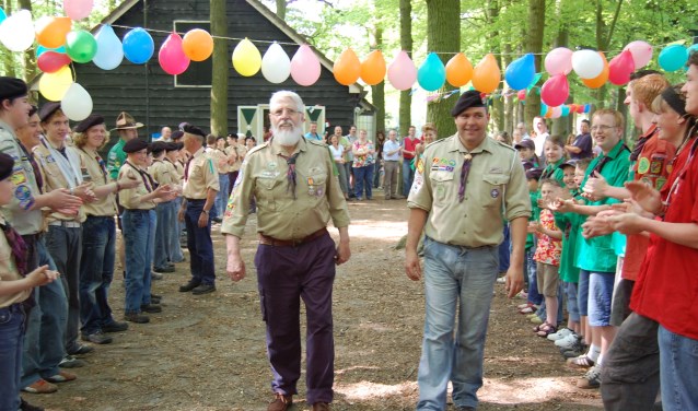 Jan van Elst (links) en huidige hopman Wim Sangers tijdens een bijeenkomst van Scouting Scherpenzeel.