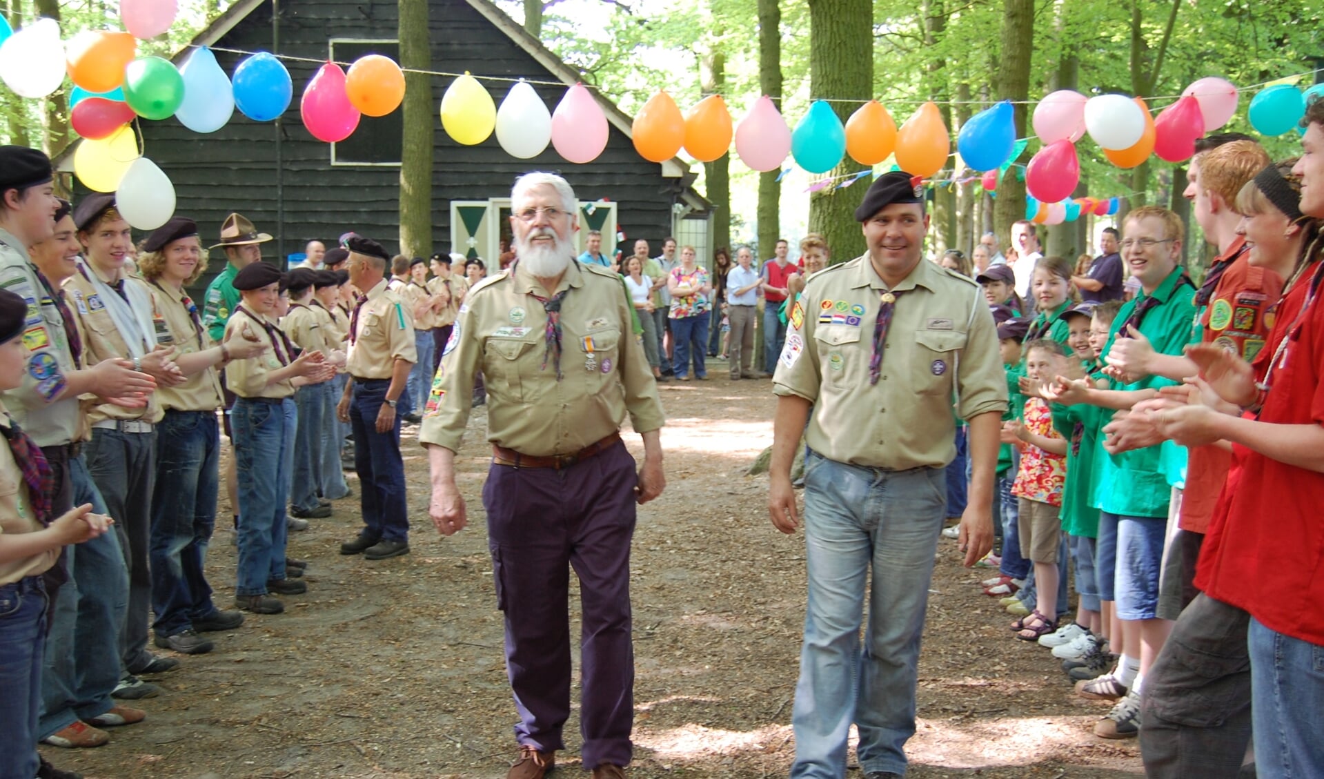 Jan van Elst (links) en huidige hopman Wim Sangers tijdens een bijeenkomst van Scouting Scherpenzeel. 