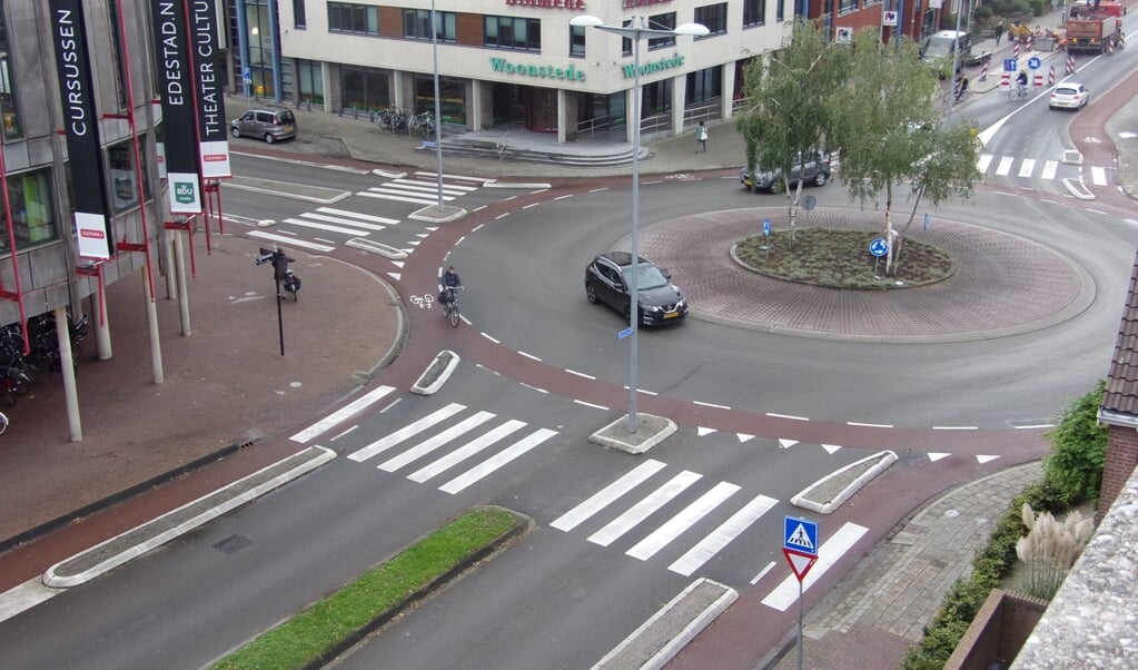 Rotonde Molenstraat-Telefoonweg. De vier biggenruggen tussen fietsstrook en rijbaan zijn verdwenen (o.a. waar de fietsster rijdt)