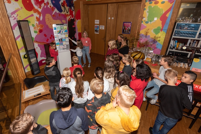 Leerlingen plaatsen heimweekunstwerk in KAdECafé
