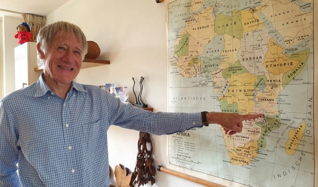 Jan wijst op de kaart hun woonplaats in Zambia aan. Hij werkte daar 27 maanden en zijn eerste kind werd daar geboren.
