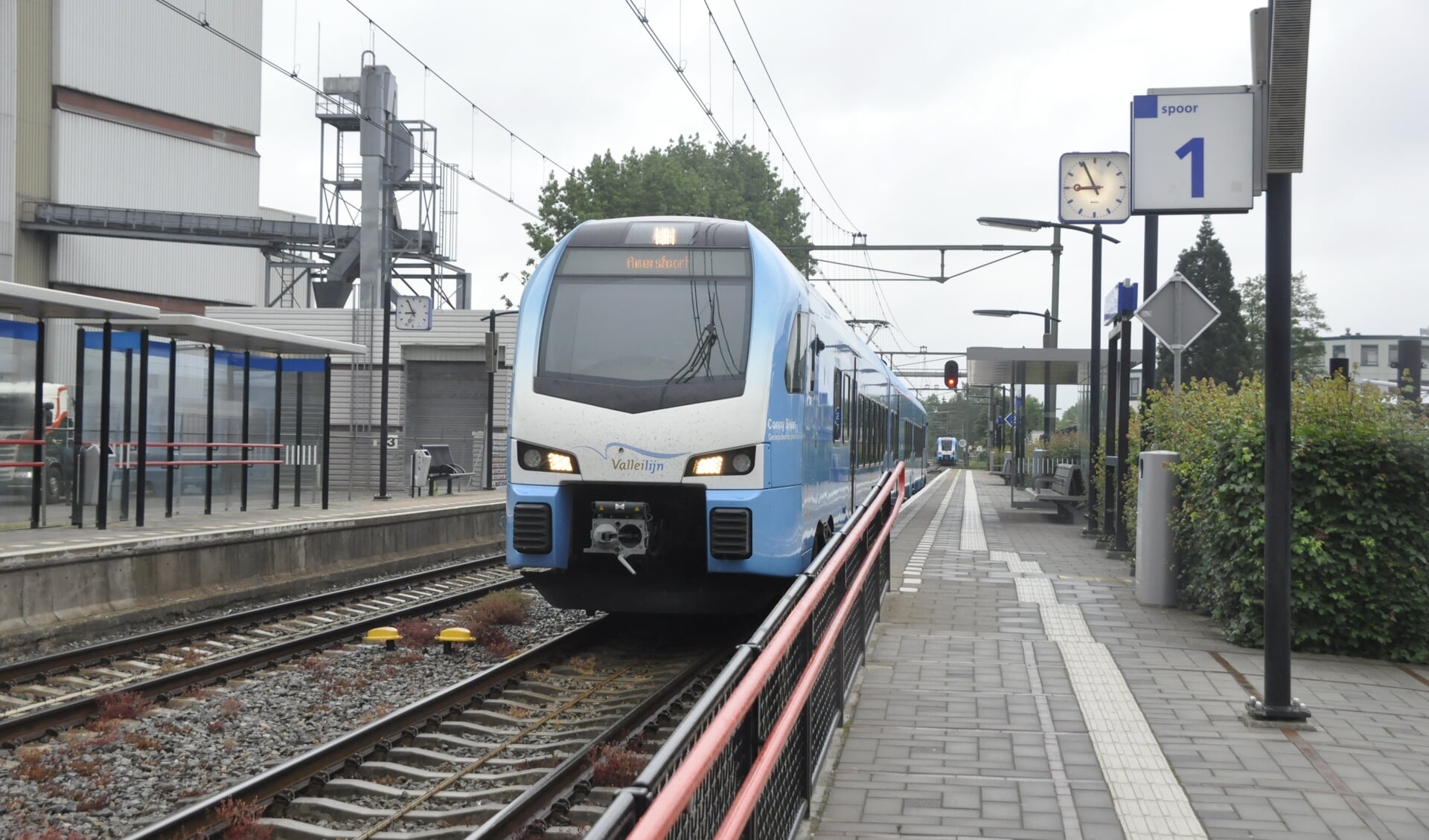 Het perron op station Barneveld Centrum is volgens Foodvalley en de provincie Gelderland te smal.