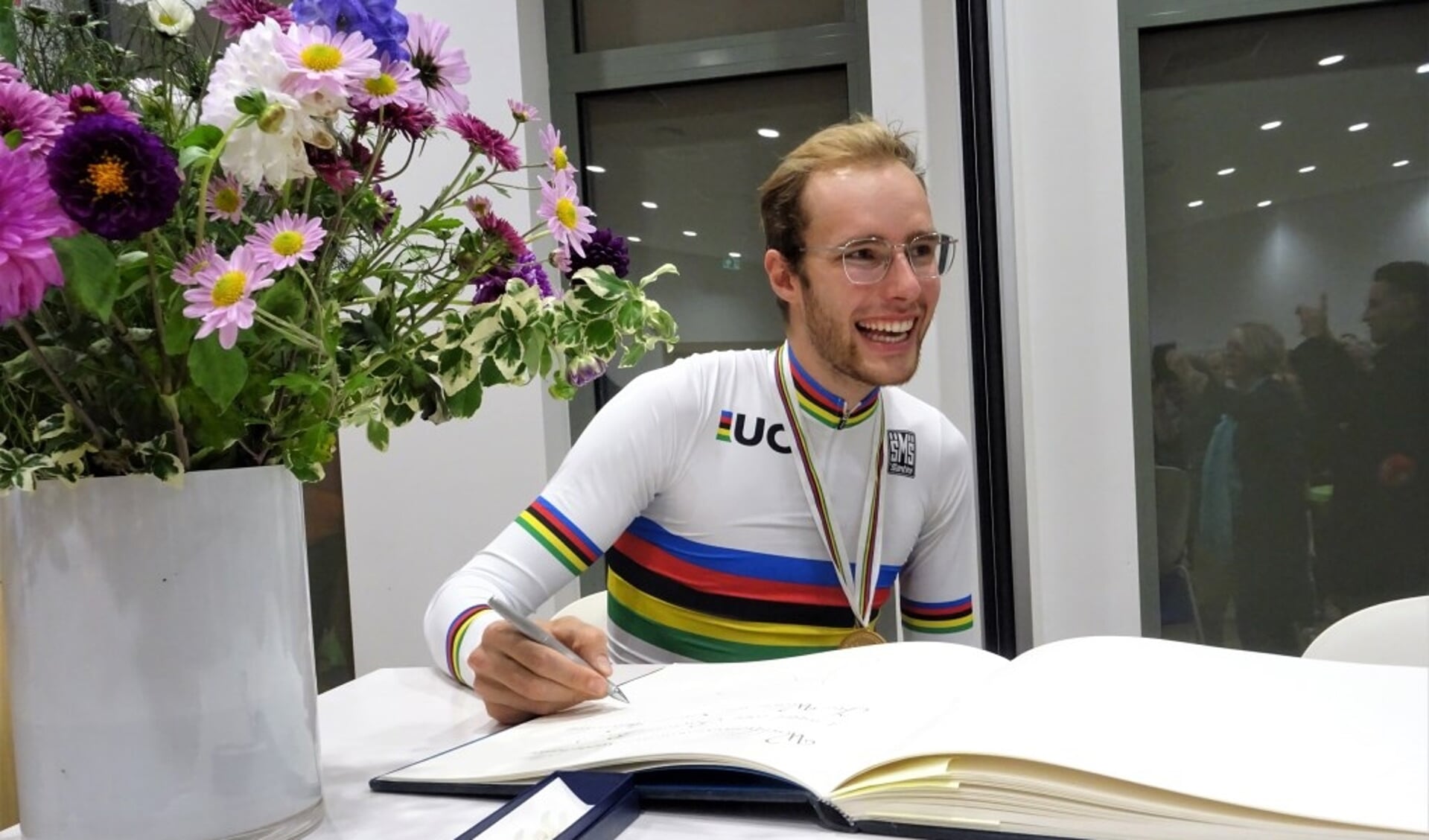 Wielrenner Jan-Willem van Schip (op de foto, nadat hij het groot Wagenings gedenkboek had getekend, naar aanleiding van zijn veroverde wereldtitel), heeft in BEAT Cycling Club een nieuwe wielerploeg gevonden.