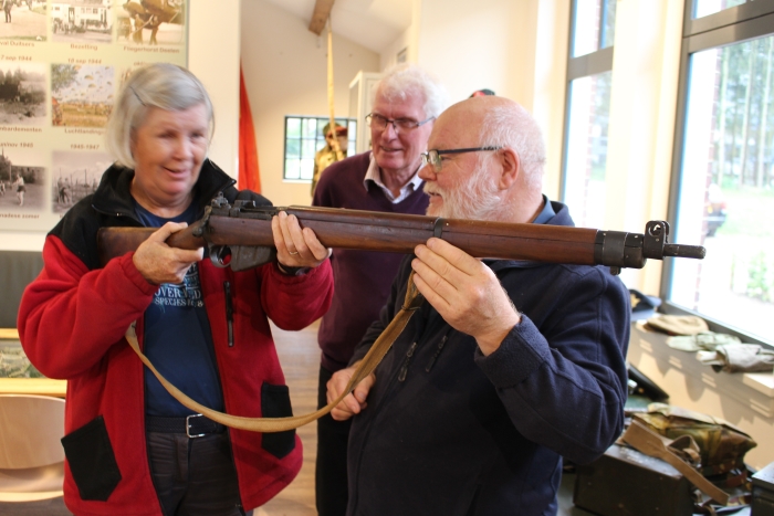 Yvonne van Geel krijgt wapenles van Platformleden Gerrit Hammink en André Hartgers.