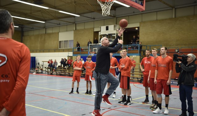 NBA-legende in Sporthal Beukendal. De 69-jarige Swen Nater vertelt, legt uit en doet het voor. De NOS registreert.