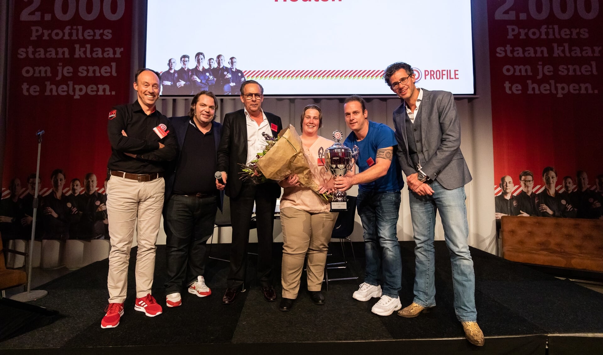 Henk en Ernestine Voskuilen krijgen de prijs overhandigd