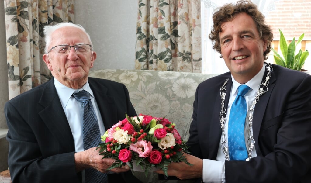 Jan van Holland met burgemeester René Verhulst.