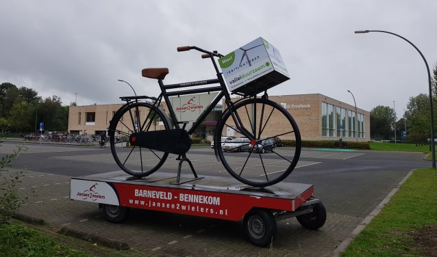 De megafiets op de parkeerplaats van De Breehoek.