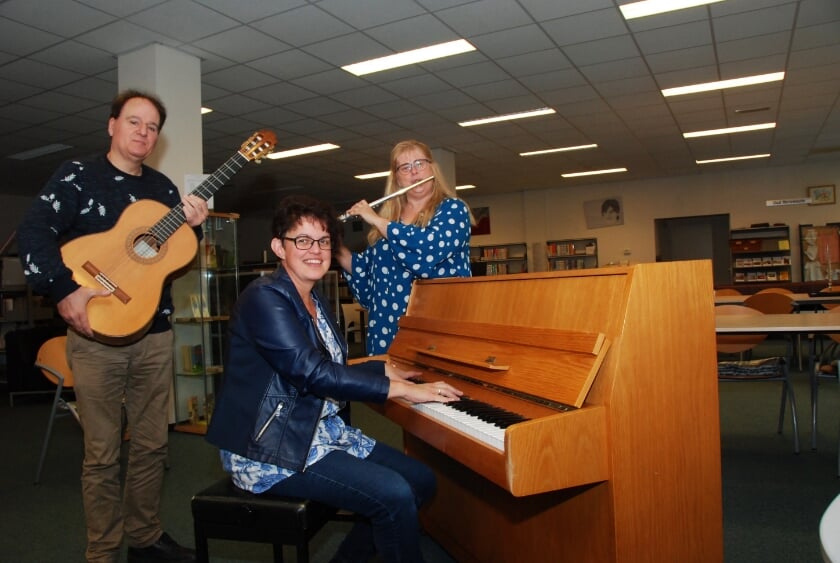 Van links naar rechts: Marno Wieken, Jeannette van 't Veld en Petra Lucasse van de Muziekschool Renswoude.