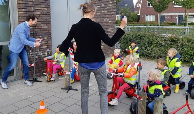 Peuters leggen een parcours af
